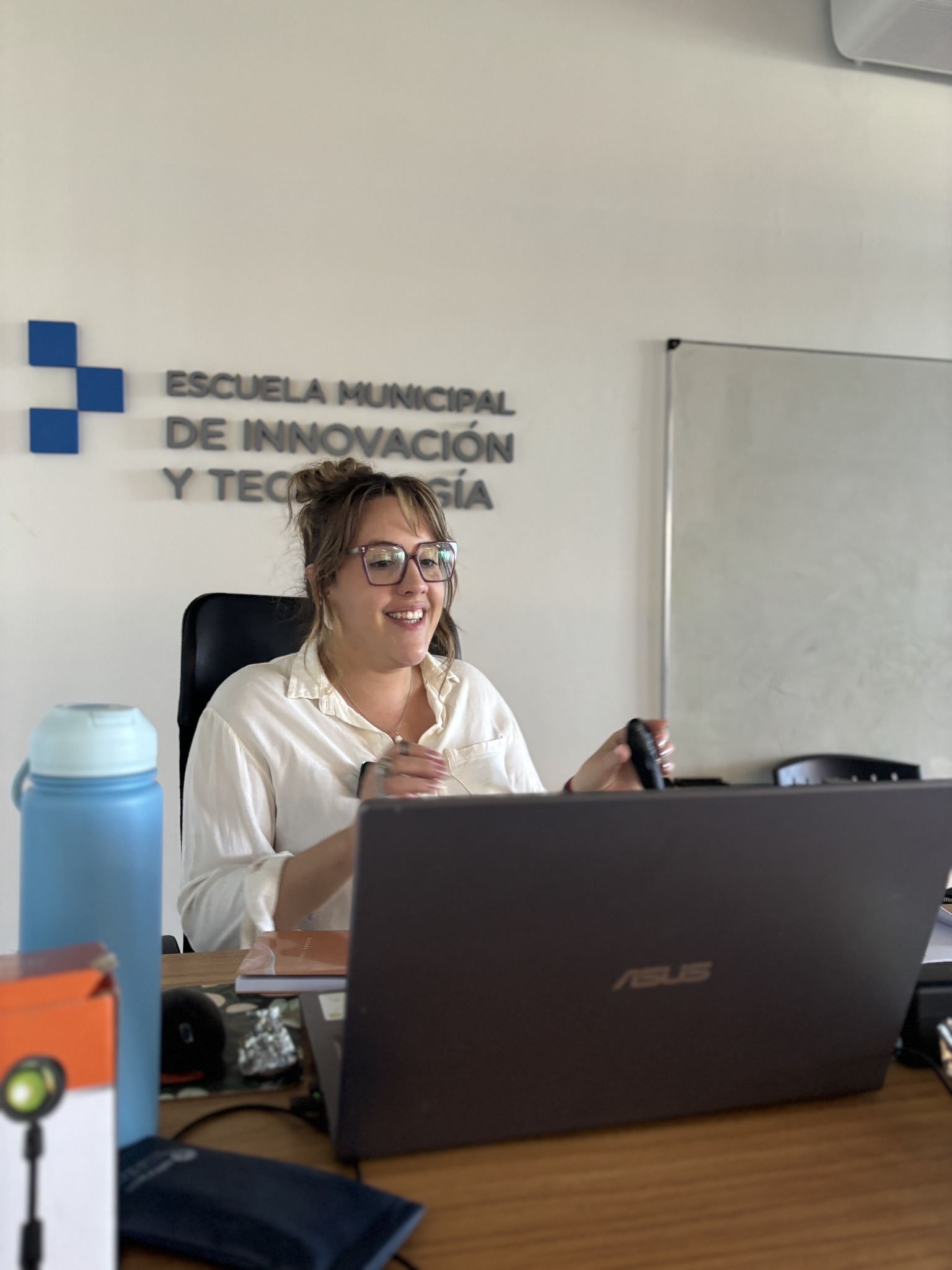 Angie comparte una actividad junto a su computadora