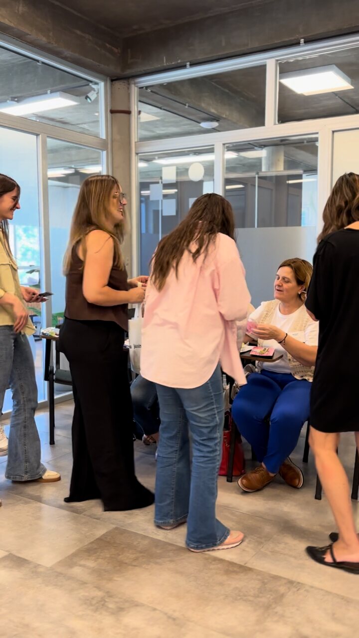 Mujeres conversan y se conocen durante Mentes en Evolución