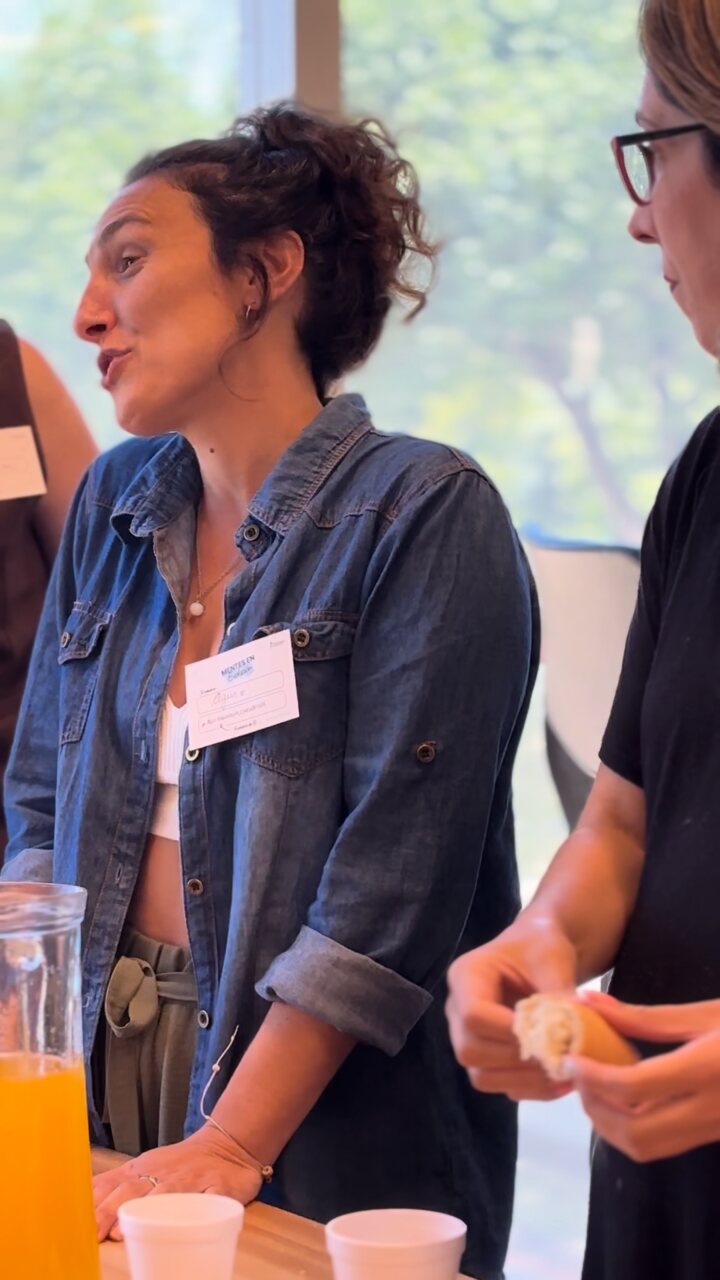 Dos participantes conversan durante una pausa