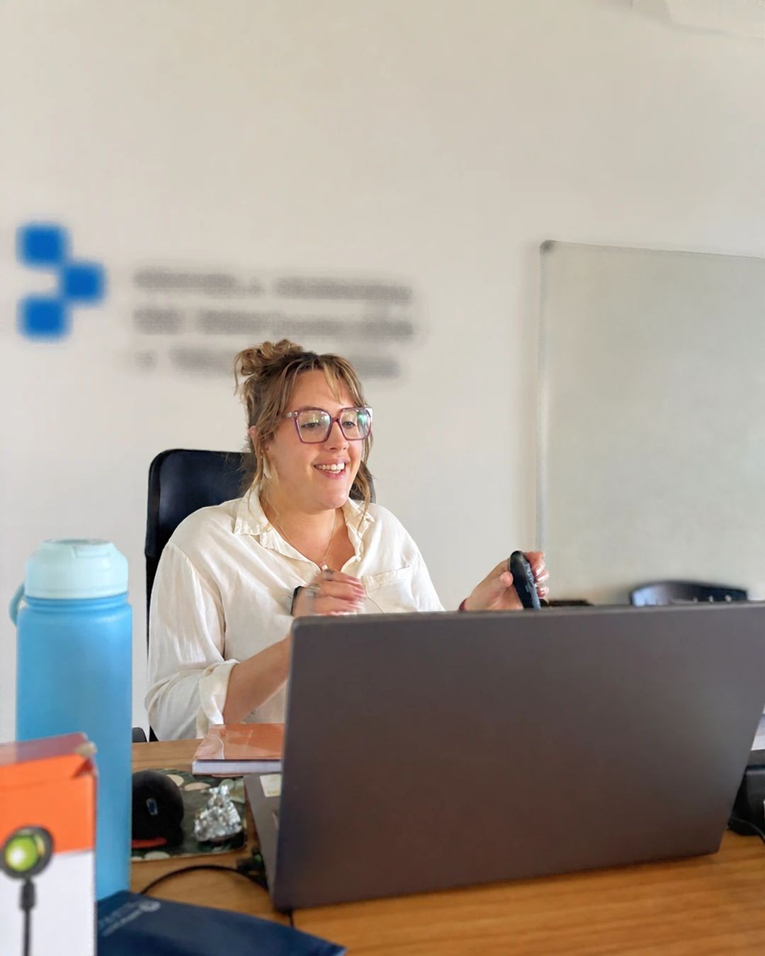 Angie comparte una actividad junto a su computadora