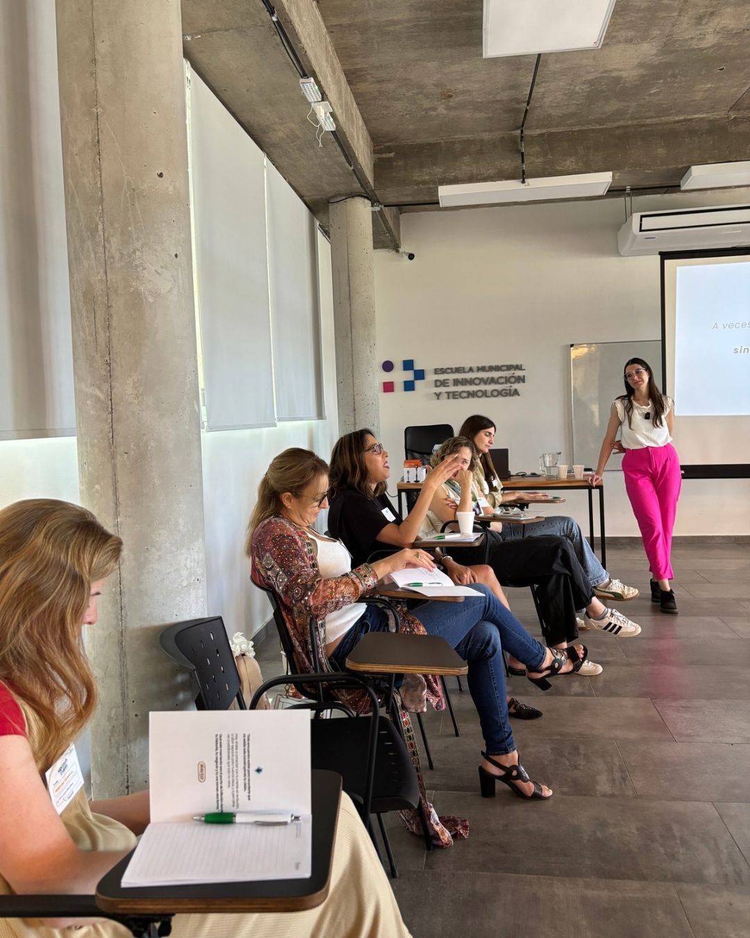 Alumnas comparten ideas durante una actividad de Mentes en Evolución