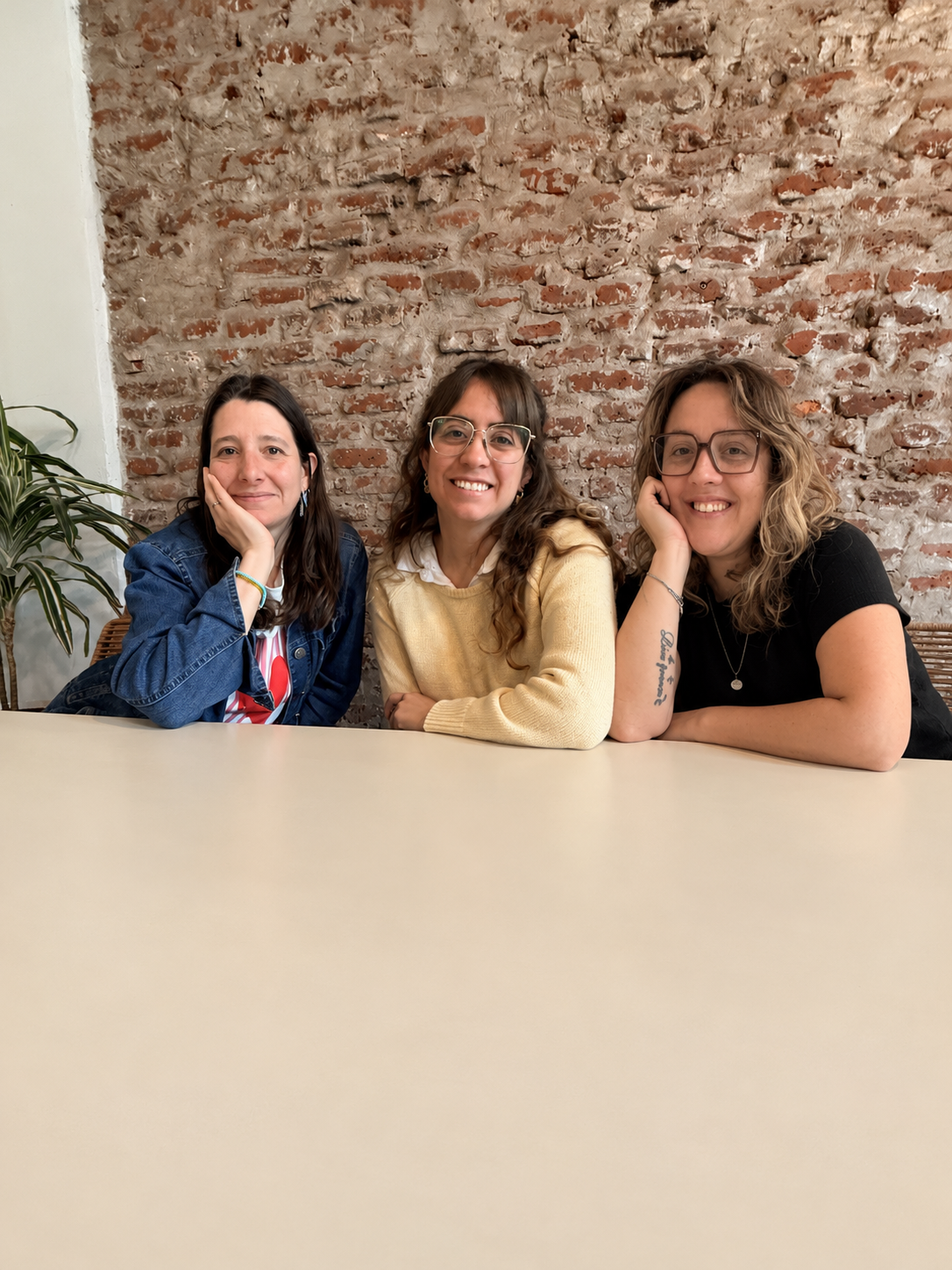 Tres mujeres comparten una pausa en un café